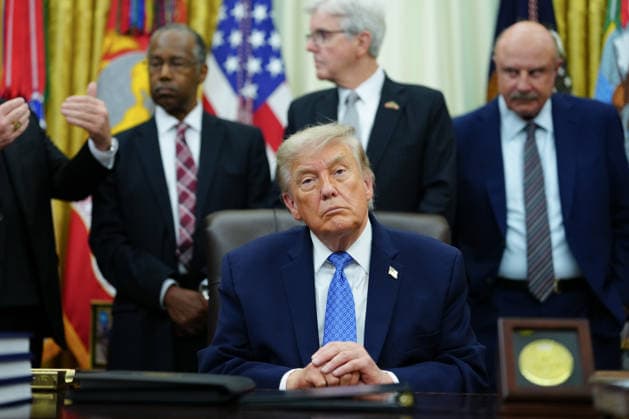 USA, Donald Trump spricht im Oval Office über Bericht der Religious Liberty Commission im Weißen Haus in Washington