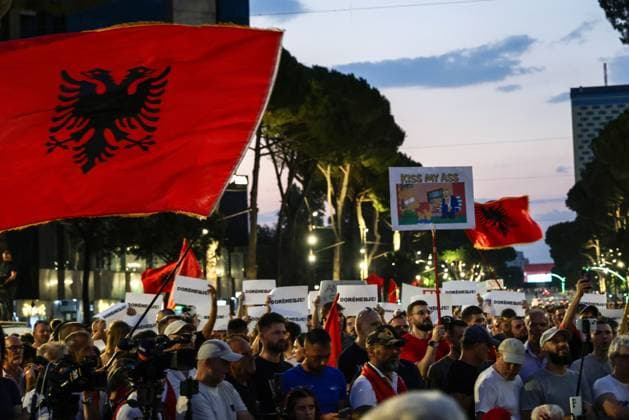 Albanien, Proteste gegen geplante Privatisierung von Küstenflächen für Luxusprojekt in Zvernec bei Vlora dauern in Tirana an