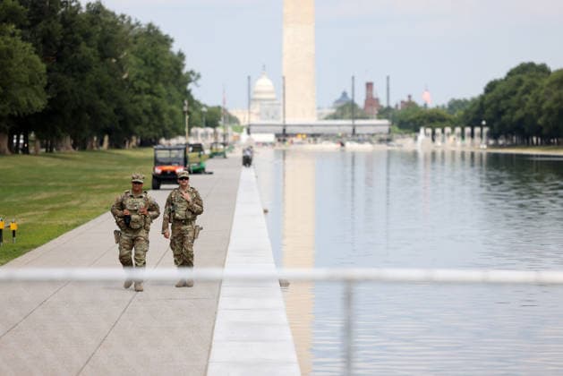 USA, Arbeiten am Lincoln Memorial Reflecting Pool in Washington