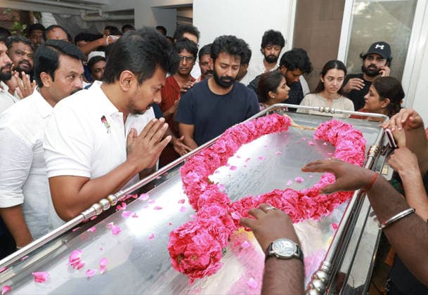 Trauerfeier für Regisseur Krishnaswamy Bhagyara in Chennai, Indien
