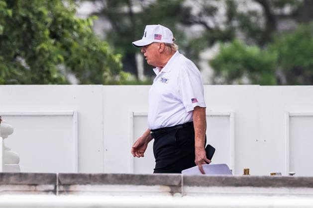 USA, Donald Trump verlässt Weißes Haus zum Golfen in Washington DC