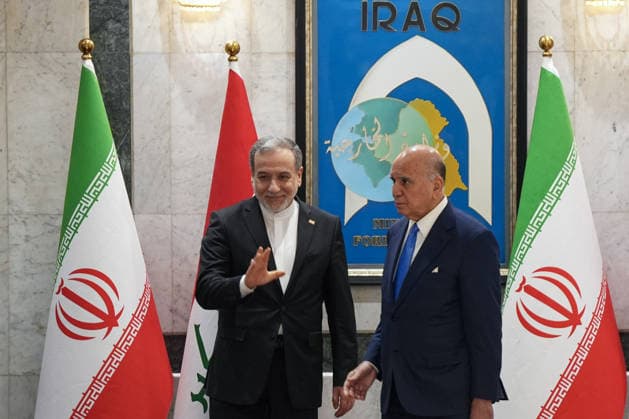Irak, Außenminister Fuad Hussein tritt Irans Außenminister Abbas Araghchi in Bagdad