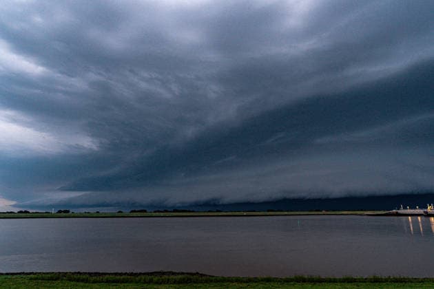 Niedersachsen, Gewitterfront über Emden