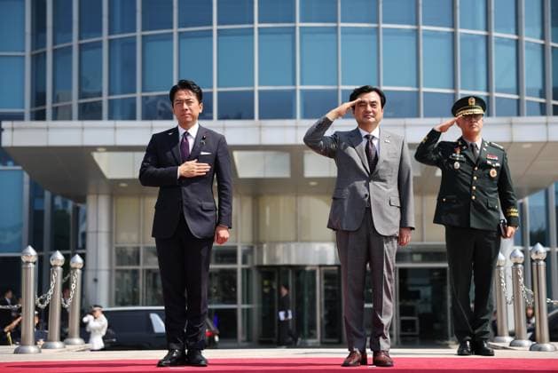 Südkorea, Verteidigungsminister Ahn Gyu-back trifft japanischen Amtskollegen Shinjiro Koizumi in Seoul