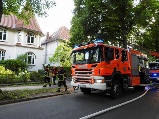 Hamburg, Feuerwehreinsatz wegen Dachstuhlbrand in Wandsbek-Marienthal