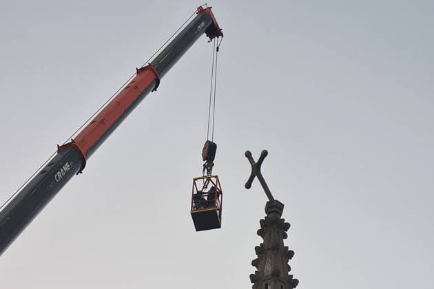 Chile, Kreuz wird von Kirchturm entfernt nach Erdbeben in Vina del Mar
