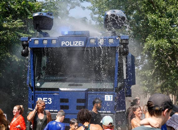 Hitzewelle in Berlin, Polizei setzt Wasserwerfer zur Abkühlung im Park am Gleisdreieck ein