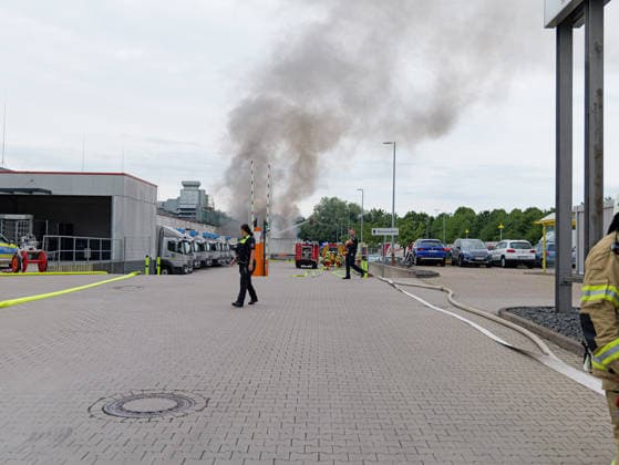 Niedersachsen, Brand auf Gelände einer Großbäckerei in Lehrte