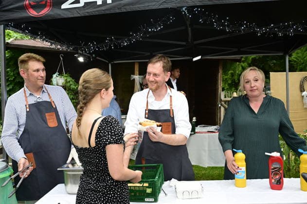 Sachsen, Michael Kretschmer grillt im Berggasthof Jauernick in Markersdorf