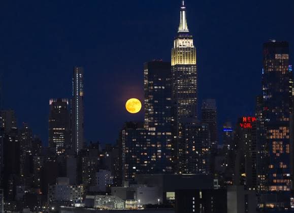 USA, Erdbeermond über New York
