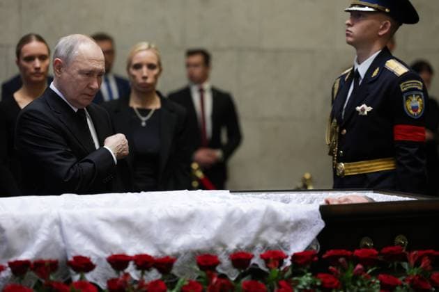 Russland, Wladimir Putin nimmt an der Trauerzeremonie für den ehemaligen Verteidigungsminister Sergei Ivanov teil