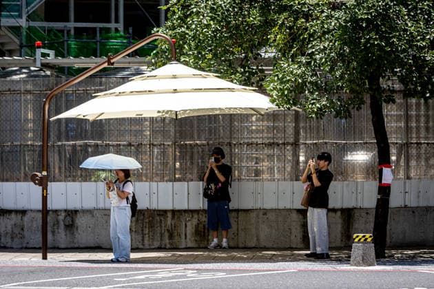 Taiwan, Manueller Sonnenschirm auf der Straße von Kaohsiung City
