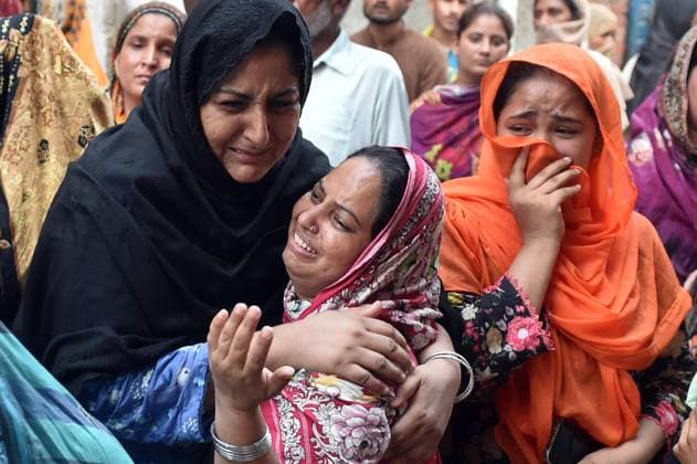 Pakistan, Lahore, Trauer nach Dacheinsturz in Nachhilfezentrum mit 14 toten Kindern