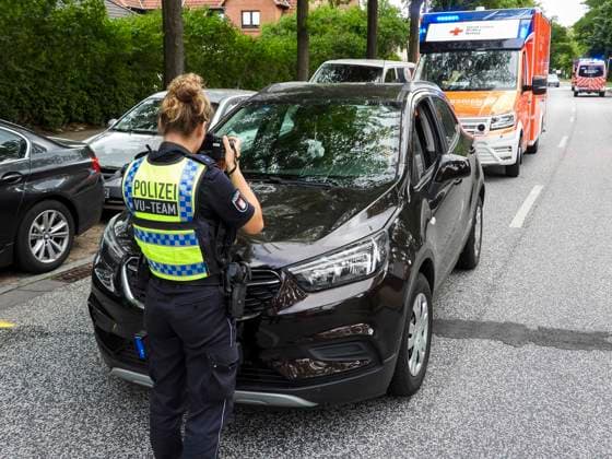 Hamburg, Jugendlicher von PKW angefahren