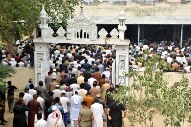 Pakistan, Lahore, Trauer nach Dacheinsturz in Nachhilfezentrum mit 14 toten Kindern