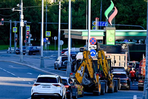 Russland, Moskau, lange Schlangen an Tankstellen wegen Treibstoff-Rationierung