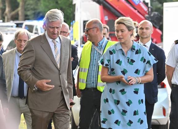 Adel, Hochhausbrand in Antwerpen, König Philippe von Belgien besucht Unglücksort
