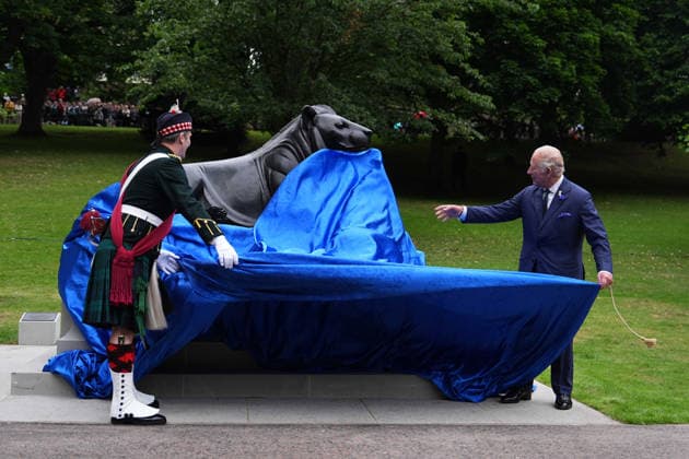 Royals, König Charles III enthüllt Löwenstatue in Edinburgh, Schottland