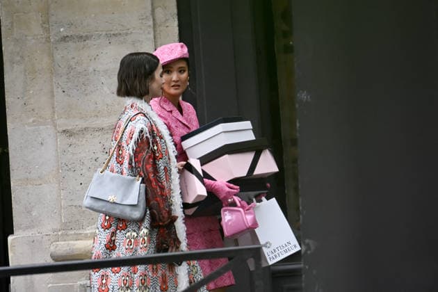 Celebrity, Lily Collins und Ashley Park bei Dreharbeiten zur sechsten Staffel von Emily in Paris in Paris