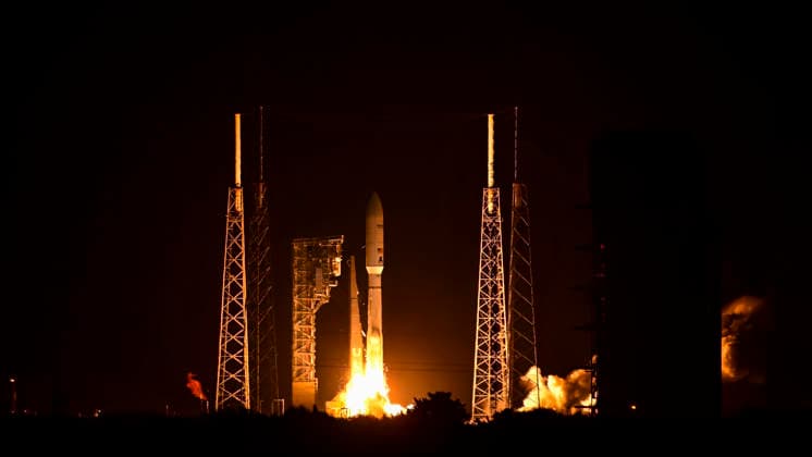 USA, Start einer ULA Atlas V Rakete von Cape Canaveral in Florida