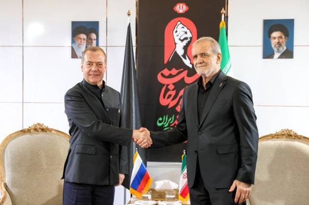 Iran, Massud Peseschkian trifft Dmitri Medwedew