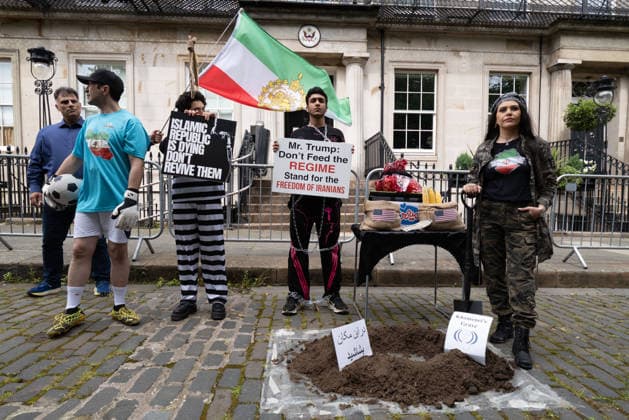Schottland, Protest gegen das iranische Regime vor dem amerikanischen Konsulat in Edinburgh