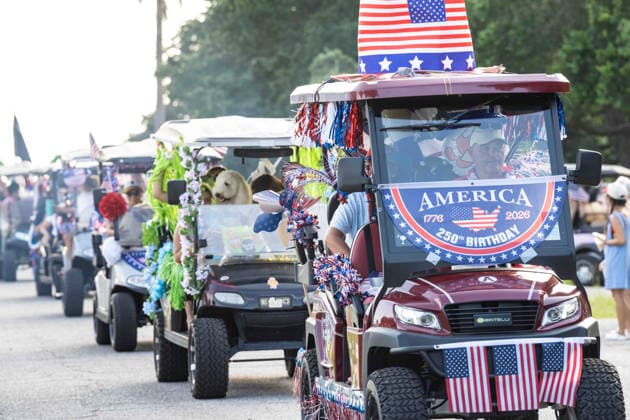 250. Unabhängigkeitstag der USA, Golfwagen-Parade in Sullivans Island, South Carolina