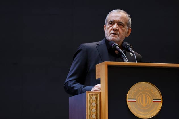 Iran, Massud Peseschkian spricht vor Imam-Khomeini-Konferenz in Teheran