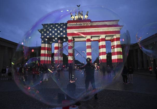 250. Unabhängigkeitstag der USA, Brandenburger Tor in Berlin in Farben der US-Flagge