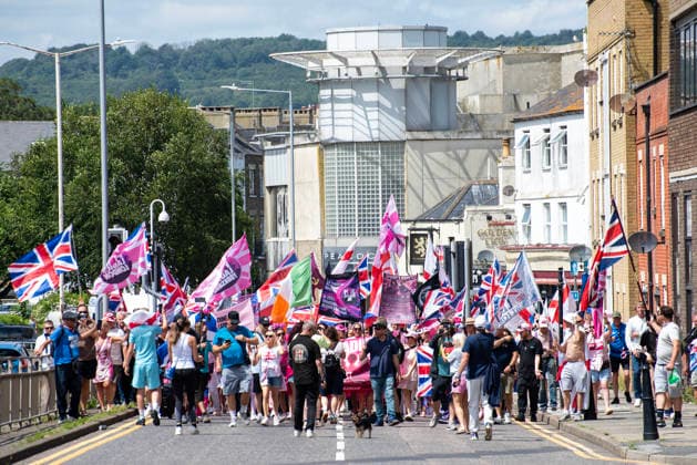 Großbritannien, Proteste gegen Migration und Gegenprotest in Dover