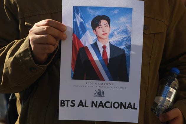 Chile, BTS-Fans demonstrieren wegen drohender Konzertabsage im Nationalstadion in Santiago