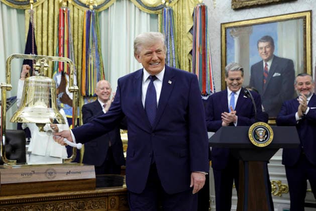 Washington DC, Donald Trump läutet die Eröffnungsglocke zur Feier des ersten Handelstages seiner Trump-Konten