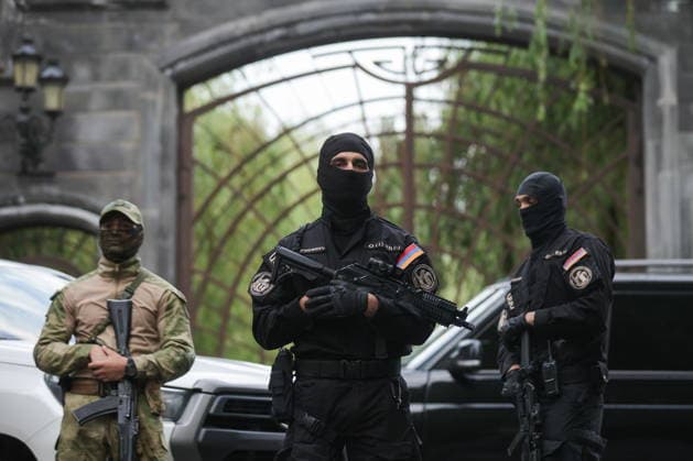 Armenien, Sicherheitskräfte bewachen das Gelände vor dem Haus von Gagik Tsarukyan