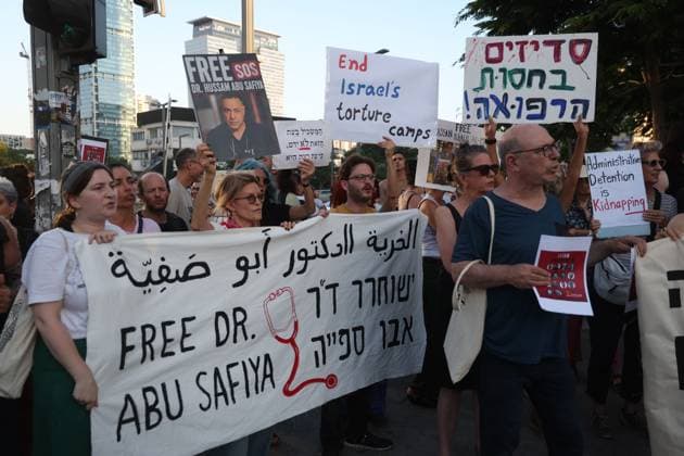 Israel, Demonstraten in Tel Aviv fordern Freilassung des palästinensischen Arztes Hussam Abu Safiya