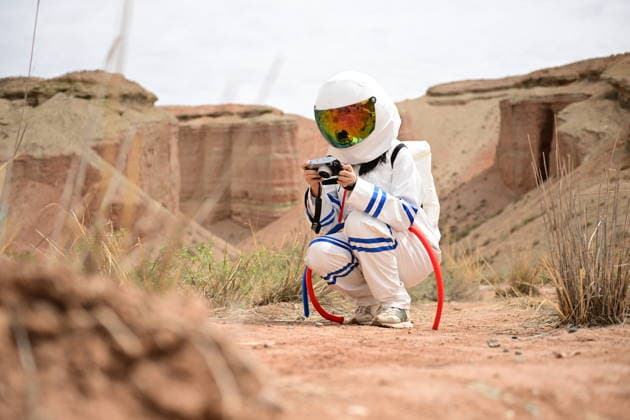 China, Touristen als Astronauten im Alien Valley Geopark in Zhangye