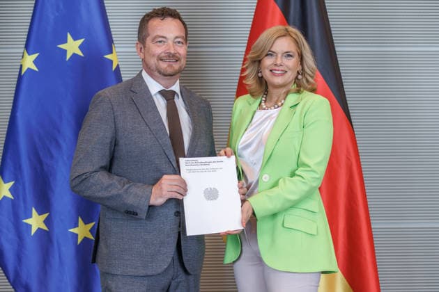 Berlin, Übergabe Jahresbericht des Polizeibeauftragten Uli Grötsch an Bundestagspräsidentin Julia Klöckner