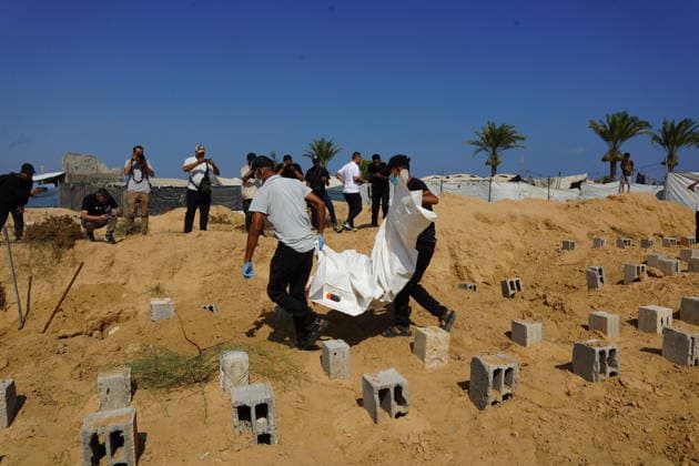 Nahostkonflikt, Gaza, Untersuchung von Massengräbern in Deir al-Balah