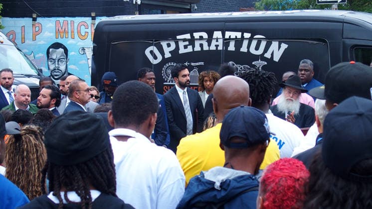 USA, New Yorks Bürgermeister besucht Veranstaltung gegen Waffengewalt in Coney Island