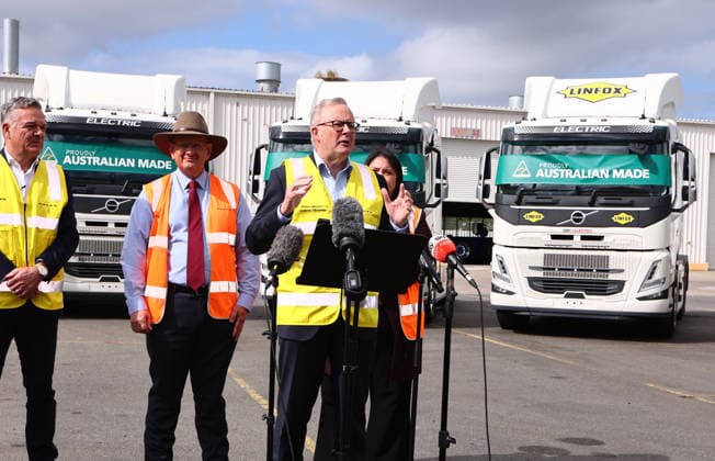Australien, Premier Anthony Albanese besucht Volvo Standort in Wacol, Brisbane