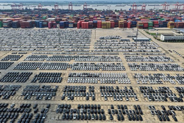 China, Zum Export bereite Autos im Hafen von Nanjing