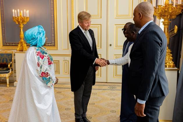 Royals, König Willem-Alexander der Niederlande empfängt Botschafterin von Guinea Aicha Nanette Conte in Den Haag