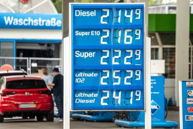 Bayern, Preistafel an Tankstelle in München