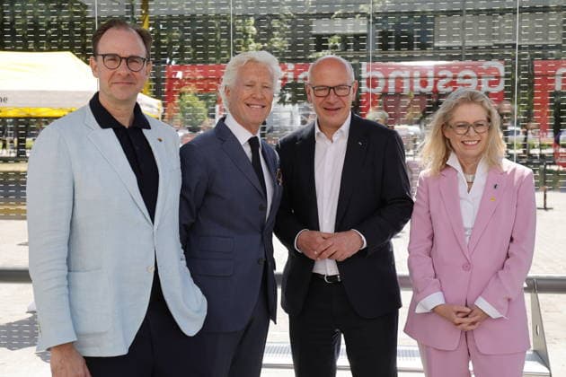 Berlin, BVG und Wall testen Wartehalle der Zukunft