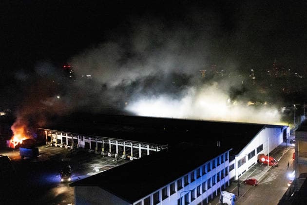 Italien, Brand in Lagerhalle in Mailand
