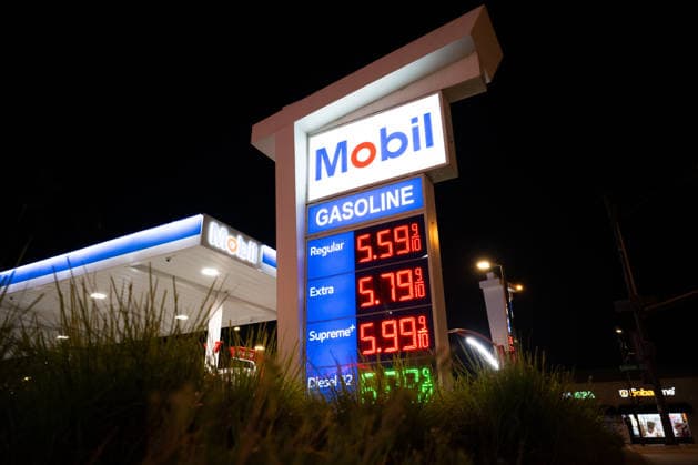 USA, hohe Kraftstoffpreise an Tankstellen in Kalifornien