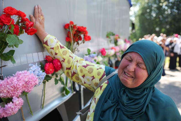 Bosnien und Herzegowina, Massaker von Srebrenica, Überreste neu identifizierter Opfer auf dem Weg zu Gedenkfriedhof Potocari