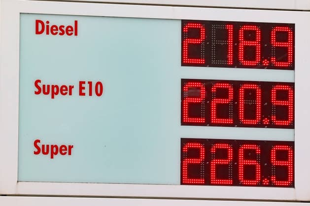 NRW, Preistafel an Tankstelle in Siegen