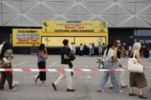 Schweden, Fans vor dem Konzert von Bad Bunny in Stockholm
