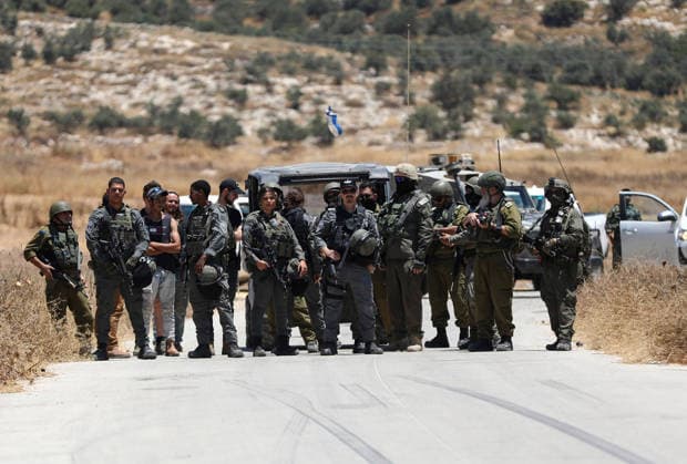Nahostkonflikt, Westjordanland, Israelische Soldaten blockieren Zugang von Palästinensern zu ihrem Land bei Hebron
