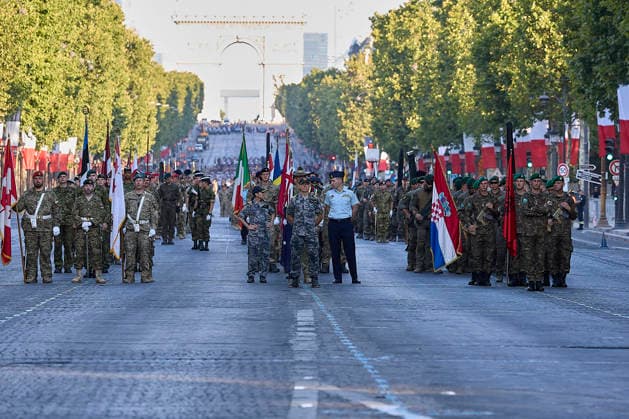 Frankreich, Proben für Militärparade auf den Champs-Elysees in Paris
